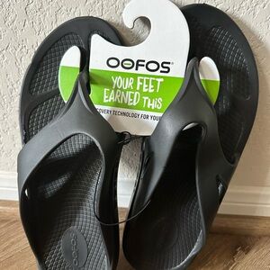 OOFOS Black Cushioned Recovery Flip-Flops